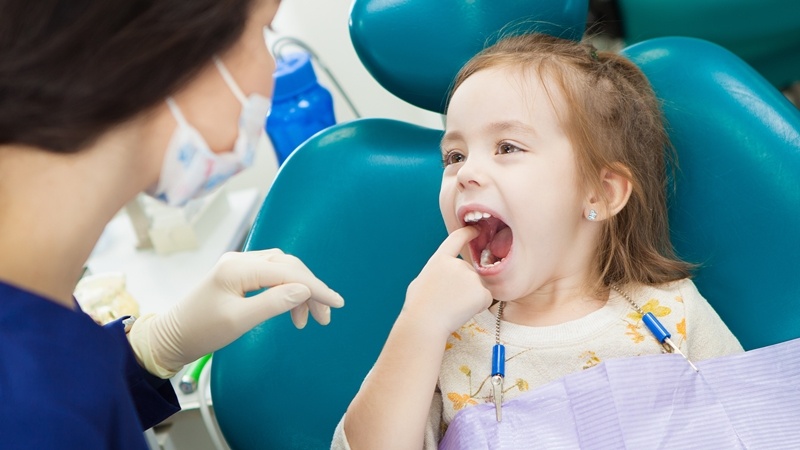 Лечение молочных зубов ребенку